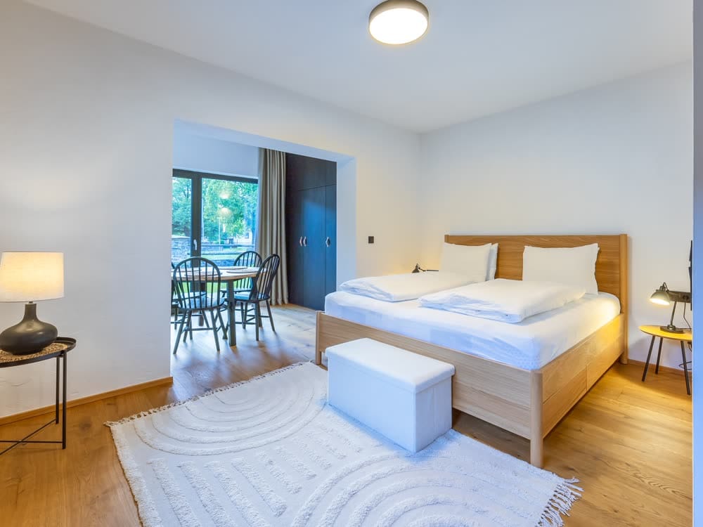 Bed and dining table in the open-plan studio